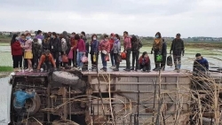 Bắc Giang: Xe chở 40 công nhân lao xuống ruộng