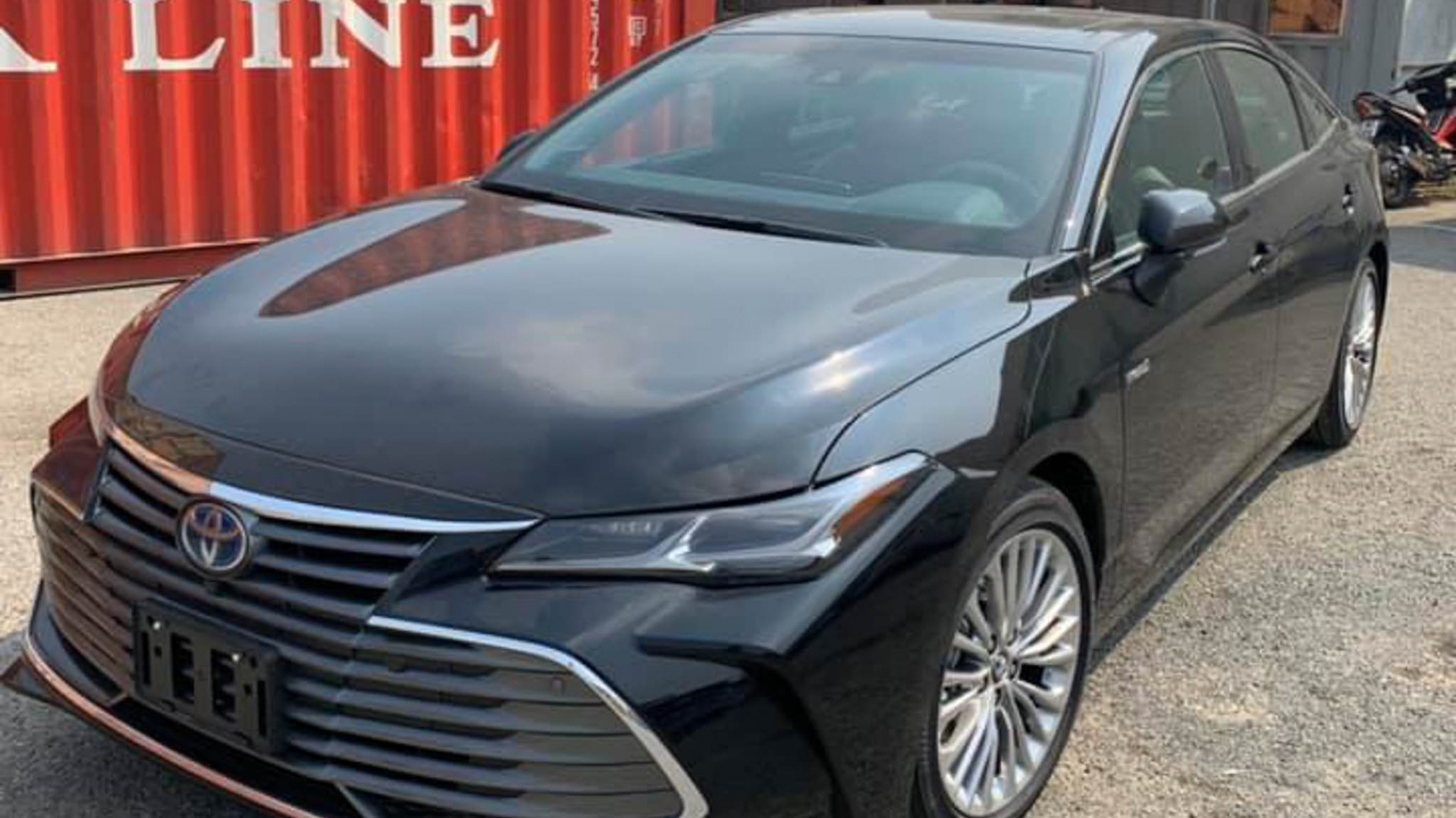 Toyota Avalon Hybrid Limited về Việt Nam với giá 4 tỷ đồng