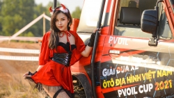 PVOIL VOC 2021: Thiếu nữ diện đồ Giáng sinh bên 'chiến binh' offroad