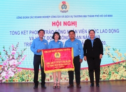 Công đoàn các Doanh nghiệp Công ích và Dịch vụ Thương mại nhận cờ thi đua của Tổng LĐLĐ