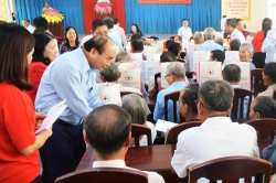 Thủ tướng Nguyễn Xuân Phúc trao quà Tết cho người lao động khó khăn tại Trà Vinh