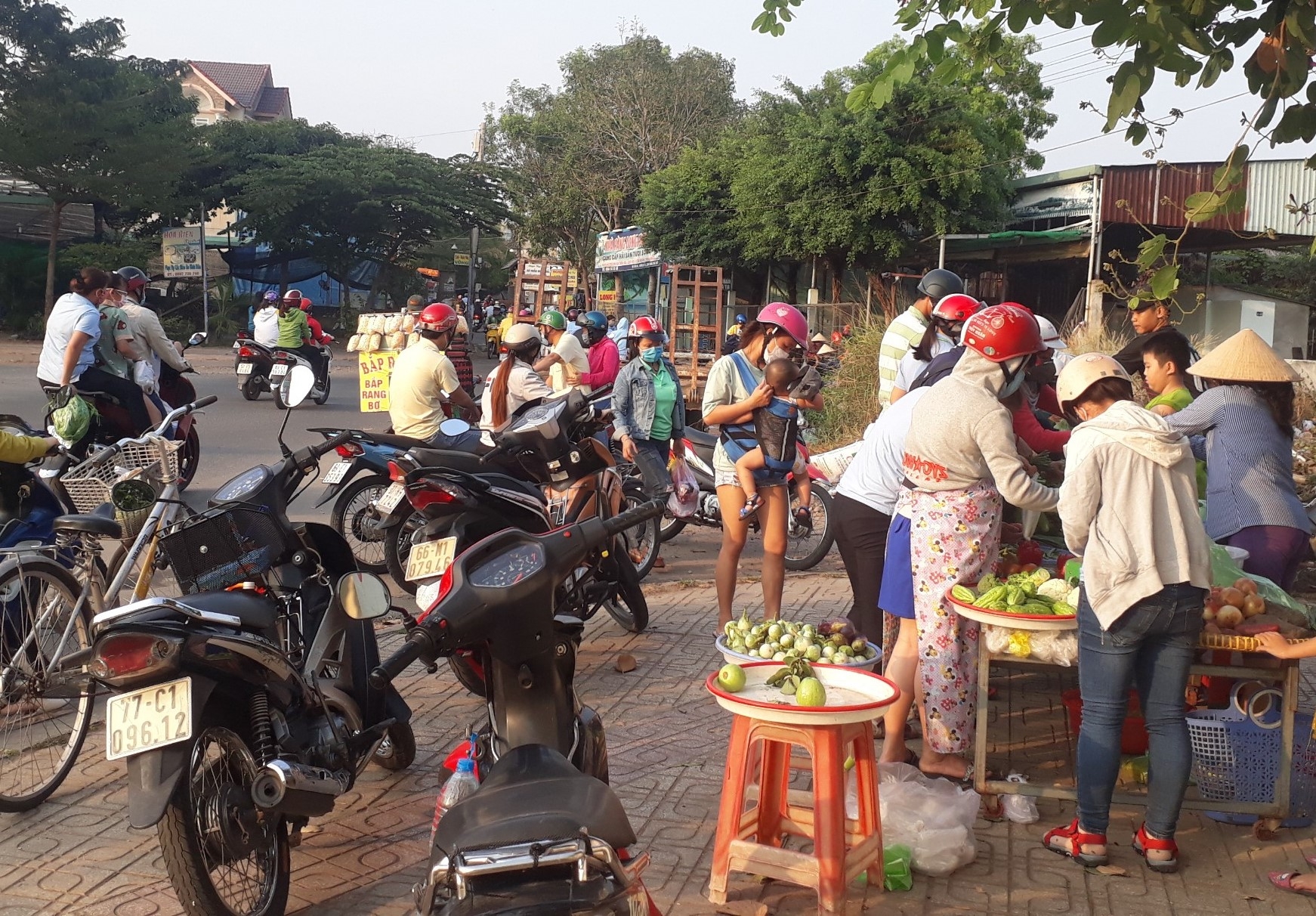 tp ho chi minh cong nhan khu cong nghiep dan do khi di cho