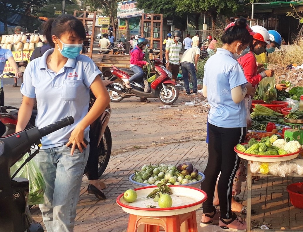 TP. Hồ Chí Minh: Công nhân khu công nghiệp đắn đo khi đi chợ