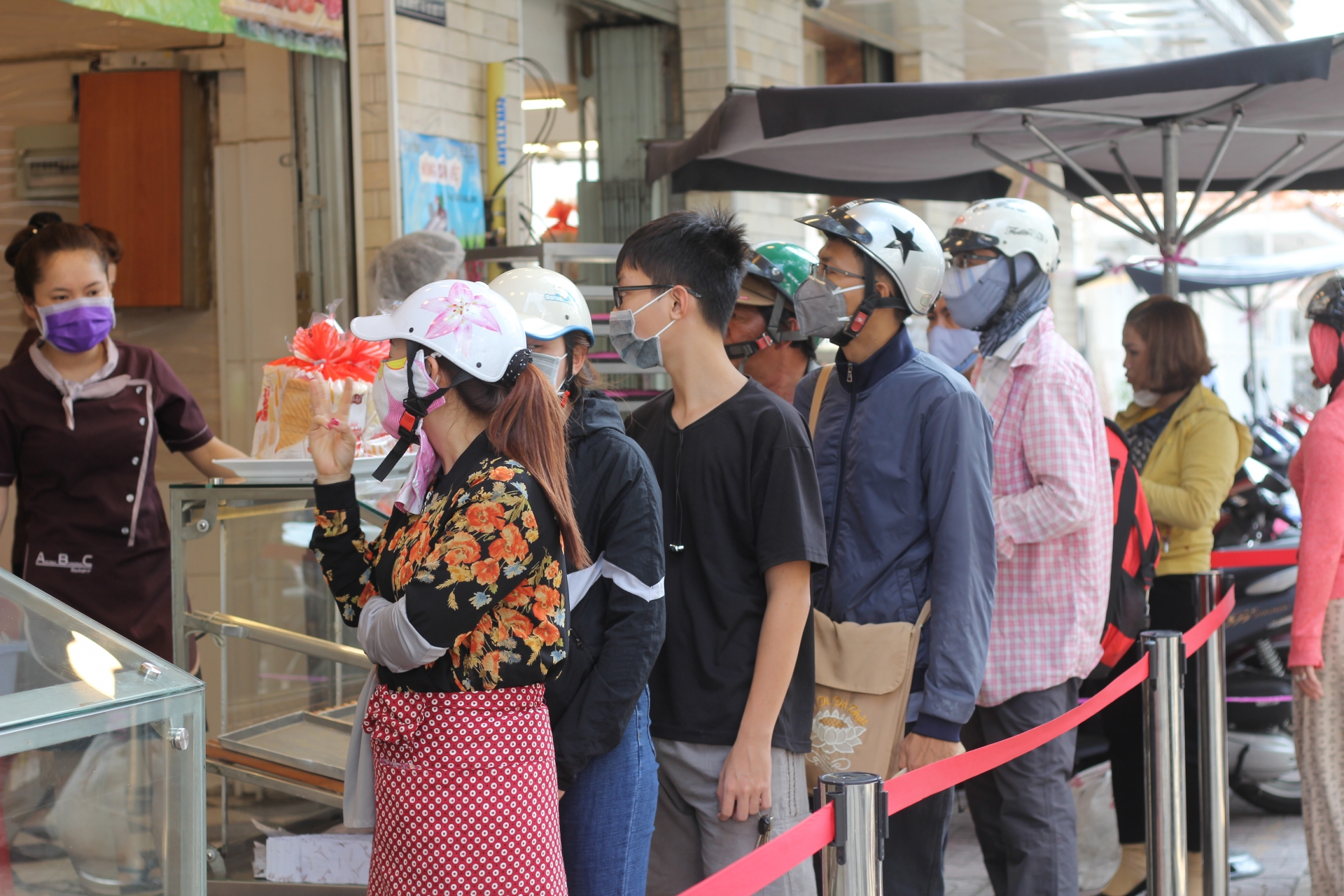 nguoi dan tphcm doi nang cho mua banh mi thanh long giai cuu nong san viet