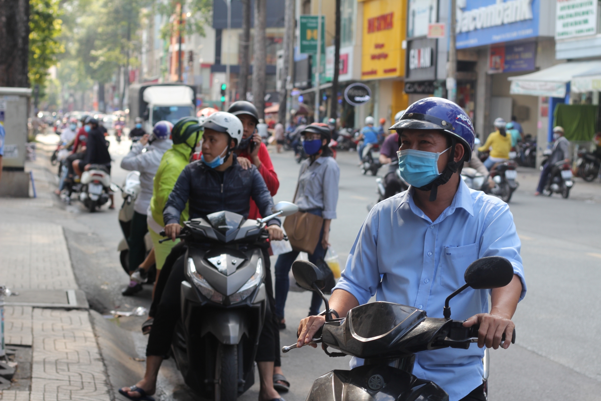 nguoi dan tphcm doi nang cho mua banh mi thanh long giai cuu nong san viet