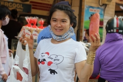 Người dân TP.HCM "đội nắng” chờ mua bánh mì thanh long giải cứu nông sản Việt