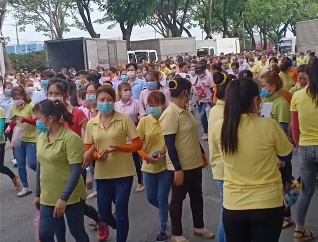 Hàng ngàn công nhân Simone Tiền Giang tiếp tục ngừng việc, đội nắng đòi quyền lợi