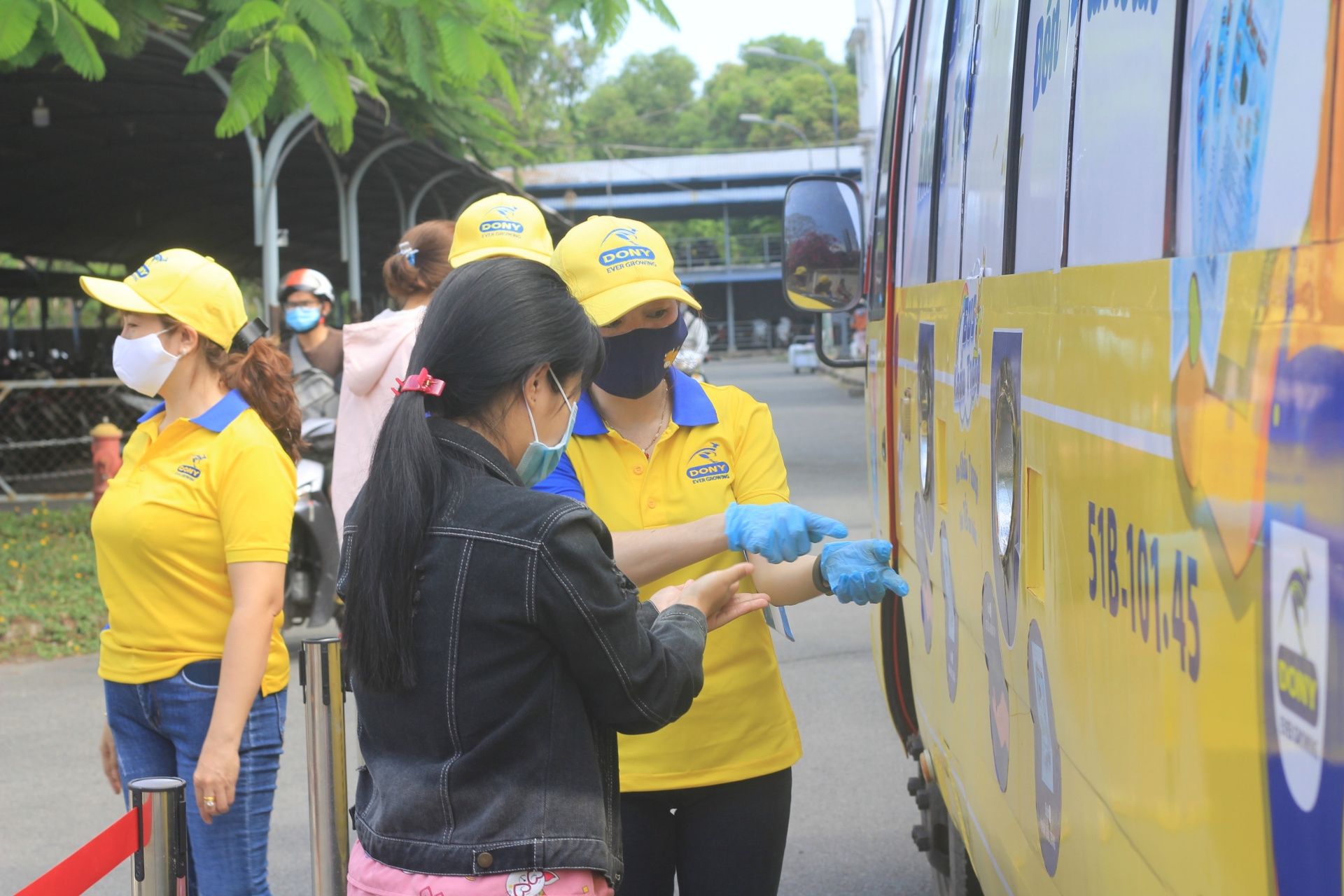 “Bus khẩu trang” đưa khẩu trang chất lượng phát miễn phí cho người lao động