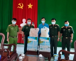 LĐLĐ tỉnh Tiền Giang: Tặng nhu yếu phẩm cho lực lượng làm nhiệm vụ tại khu cách ly