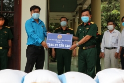 Trao tặng 1 tấn gạo cho Trung đoàn 924 tại Tiền Giang