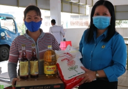 Công đoàn các KCN tỉnh Tiền Giang: Tặng 230 phần quà cho công nhân, lao động khó khăn
