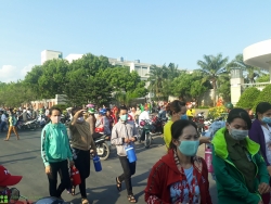 Không lo thiếu việc, công nhân tại KCN Hòa Phú đi làm giữa những ngày nghỉ lễ