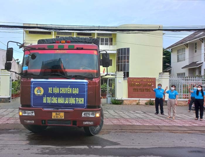 LĐLĐ tỉnh Trà Vinh hỗ trợ TP HCM: 15 tấn hàng hóa nông sản và 19 tấn gạo