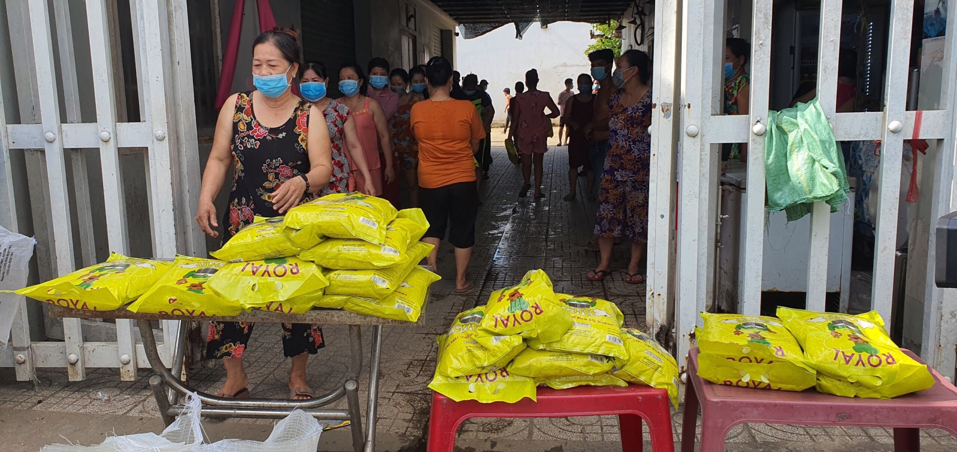 Công đoàn tỉnh Long An sẻ chia khó khăn với người lao động trong mùa dịch