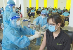Trà Vinh: Người lao động phấn khởi khi được tiêm vắc xin