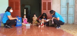 Gia đình công nhân xúc động khi được công đoàn tặng sữa cho con