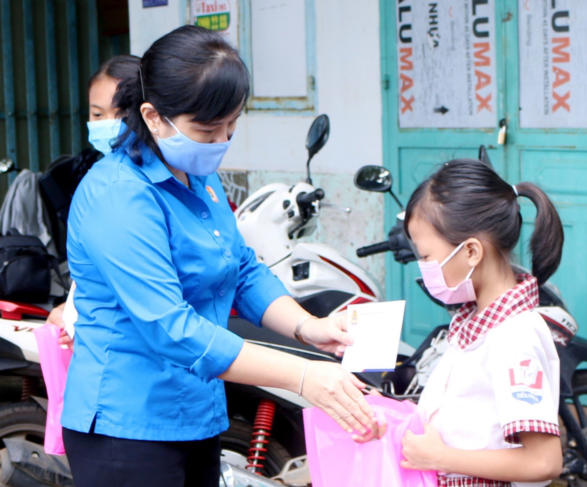 Trung thu đặc biệt trong mùa dịch cho con em công nhân tại Bình Phước