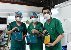"Thảo thơm cơm nhà" mang hàng nghìn phần quà tặng cho y, bác sĩ tuyến đầu tại TP HCM