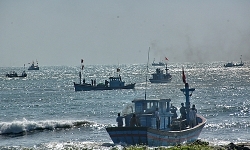 Liên đoàn Lao động tỉnh Phú Yên cùng ngư dân đưa cờ Tổ quốc vươn khơi