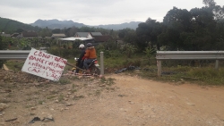 Hàng trăm mét hàng rào cao tốc La Sơn - Túy Loan bị phá bỏ để lấy lối đi
