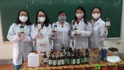 Nhiều trường học ở Nghệ An tự chế nước rửa tay khô sát khuẩn phòng dịch Covid-19