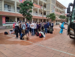 Nghệ An: Đưa 200 lao động trở về từ Lào vào khu cách ly tập trung