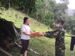 Hai chị em công nhân nghỉ việc về quê, vào rừng ở tự cách ly phòng dịch