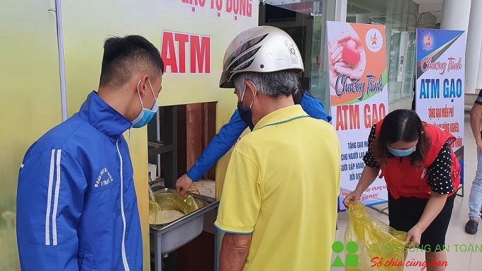 cay atm gao dau tien tai ha tinh chia se cung nhung canh doi ngheo kho