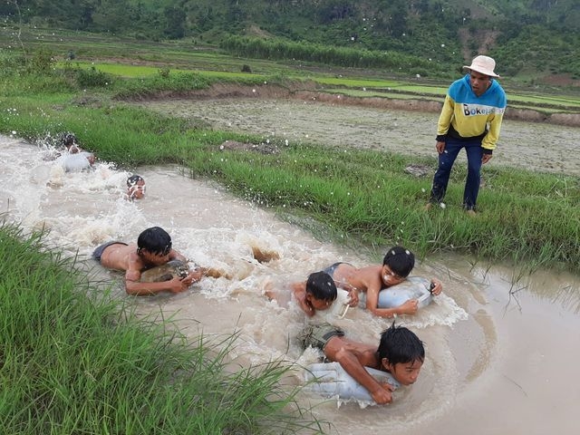 3 thanh niên ngăn suối mở lớp dạy bơi “dã chiến” cho trẻ em làng