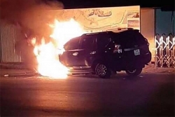 Xe Toyota Prado bị nổ lốp, bốc cháy dữ dội trên phố