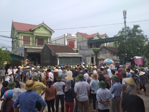 Giải tỏa ki-ốt lấn chiếm hành lang giao thông, dân kéo cả họ hàng tới ngăn cản