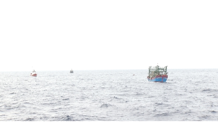 Huy động gần chục tàu cá tìm kiếm ngư dân mất tích