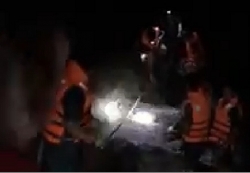 Giải cứu thành công 4 thanh niên bị mắc kẹt giữa sông khi lũ về