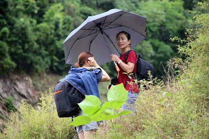 giao vien cam ban bang rung vuot suoi ve nha nghi le quoc khanh