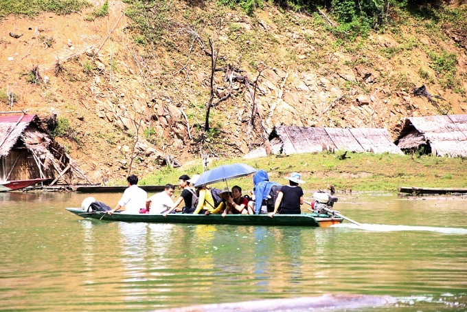 giao vien cam ban bang rung vuot suoi ve nha nghi le quoc khanh