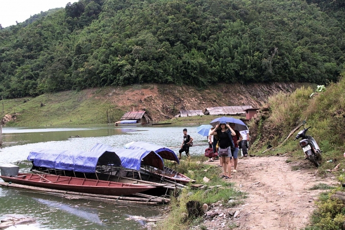 giao vien cam ban bang rung vuot suoi ve nha nghi le quoc khanh