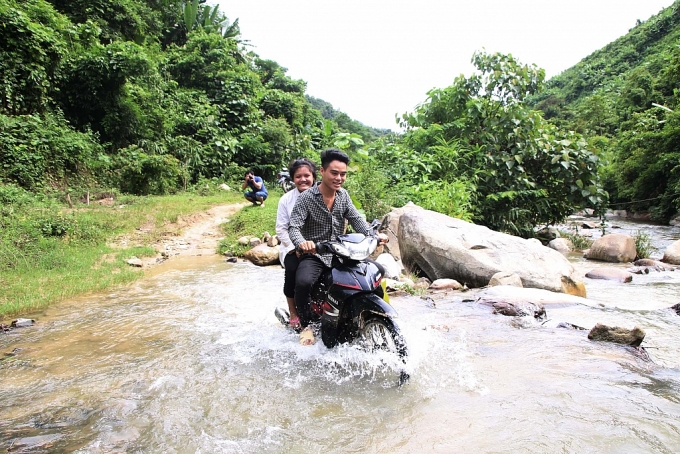 giao vien cam ban bang rung vuot suoi ve nha nghi le quoc khanh