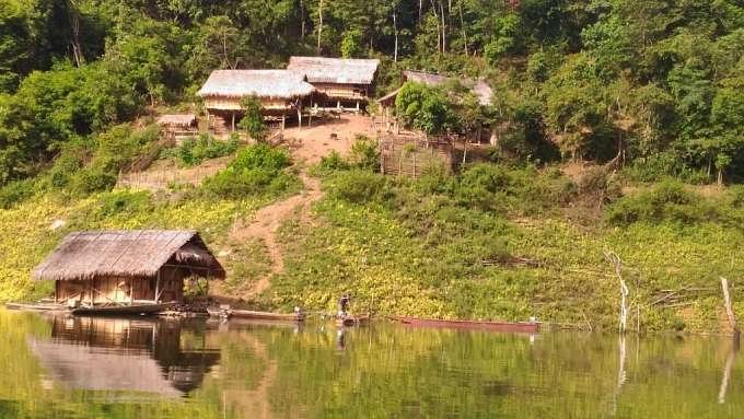 giao vien cam ban bang rung vuot suoi ve nha nghi le quoc khanh