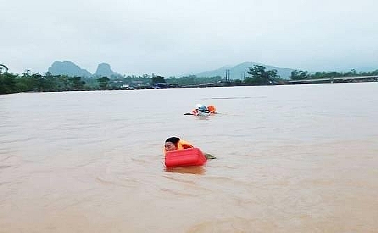 lat thuyen thi sat vung lu pho chu tich huyen bi cuon troi hon mot cay so