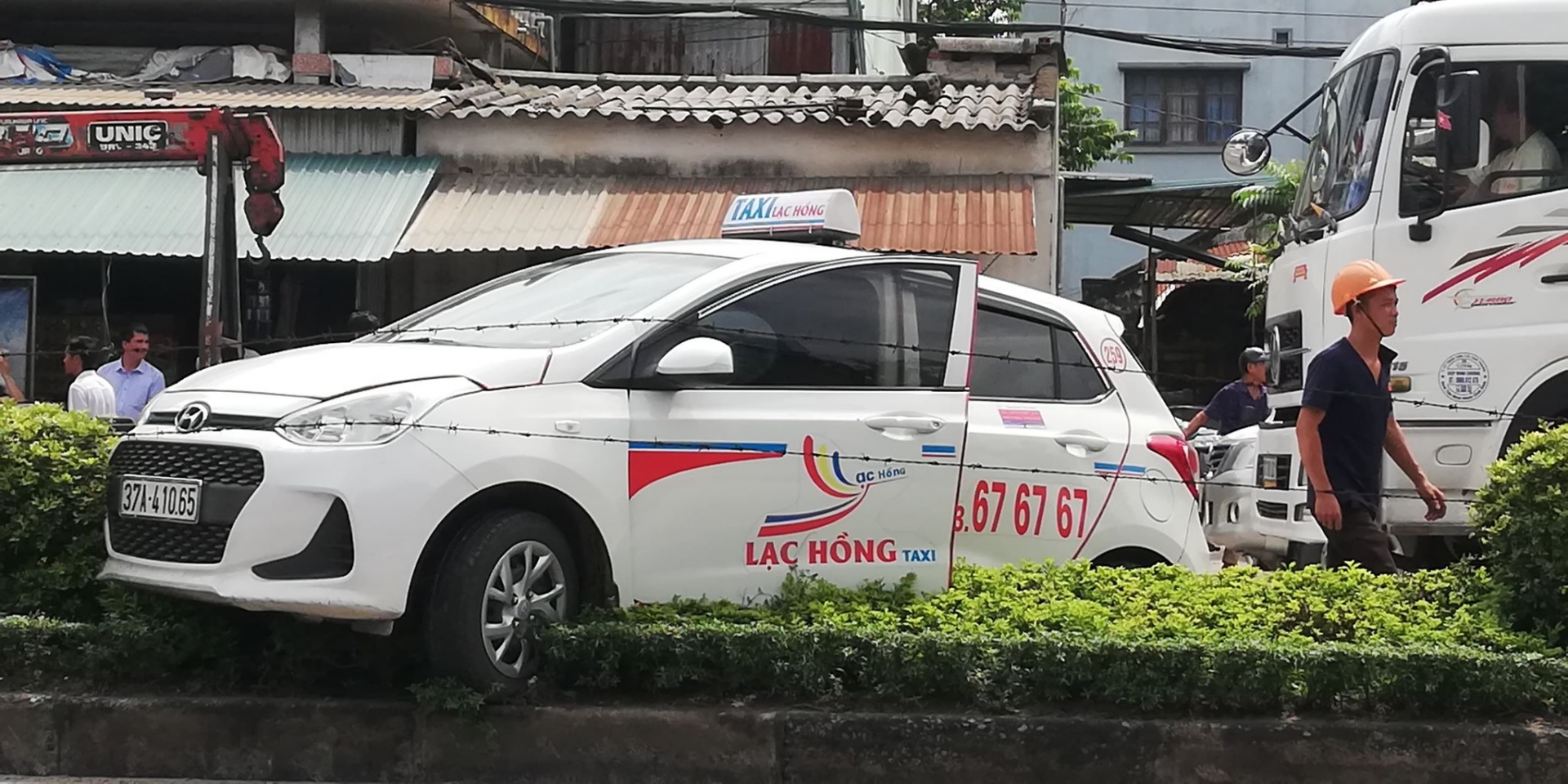 Xe taxi leo giải phân cách sau tai nạn, quốc lộ 1A ùn tắc kéo dài