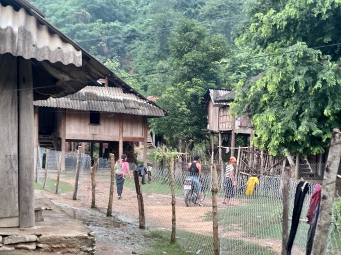 duong dien 35kv chay qua tren dau hang tram ho dan van moi mon cho dien