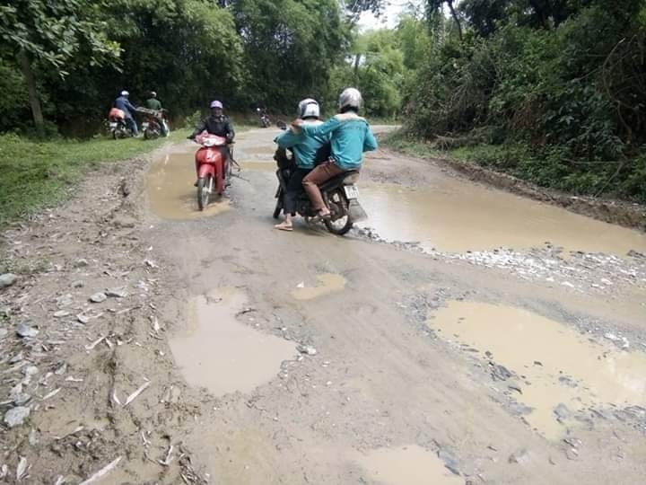 Quê nghèo khốn khổ vì đường huyết mạch chi chít ổ voi, xe buýt cũng đành bỏ tuyến