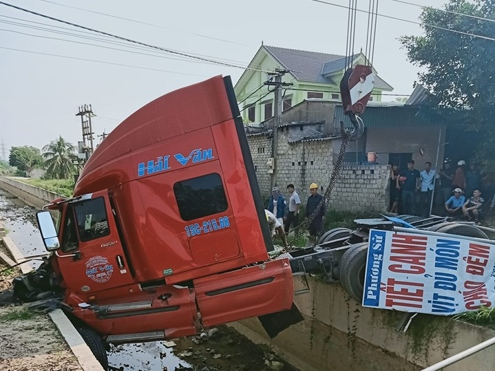 Thót tim xe đầu kéo "bay" lên mương thủy lợi, hai người bị thương