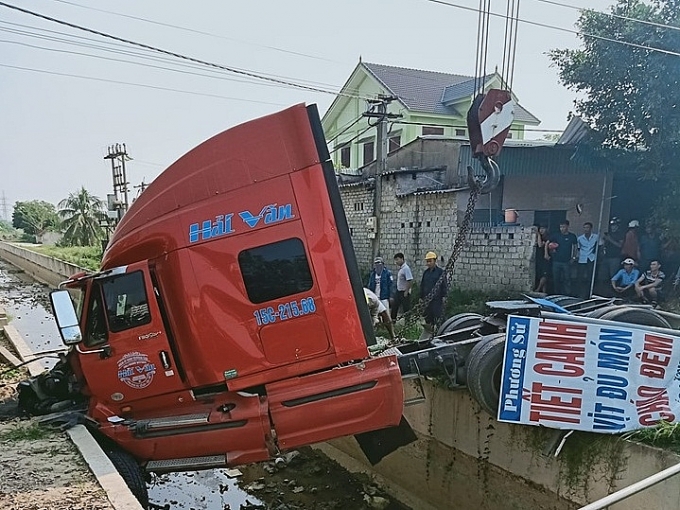 thot tim xe dau keo bay len muong thuy loi hai nguoi bi thuong