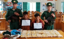 Bắt giữ 2 đối tượng người Lào vận chuyển 100.000 viên ma túy qua biên giới