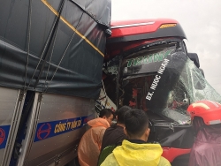 Vụ xe tải đấu đầu xe khách giường nằm, chuyển 3 nạn nhân nặng ra Hà Nội