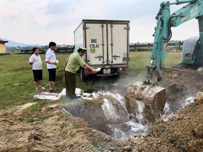 tieu huy hon 1 tan mo dong vat boc mui hoi thoi tren duong vao nam tieu thu