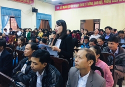 200 công nhân viên chức lao động đối thoại với Bí thư Huyện ủy