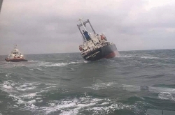 Dầu nguyên liệu từ tàu hàng Thái Lan gặp nạn tràn ra biển Hà Tĩnh