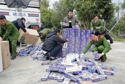 Bắt giữ xe tải chở 10.000 bao thuốc lá lậu trên đường ra Hà Nội tiêu thụ